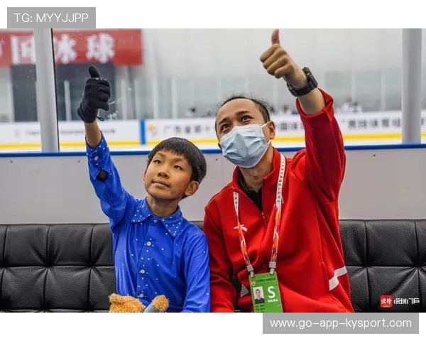 冰球球员滑到观众席拿零食吃再回场