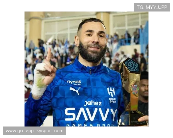 利雅得新月官方确认本泽马转会费细节,双方签约至2027年 利雅得新月官方确认本泽马转会费细节,双方签约至2027年